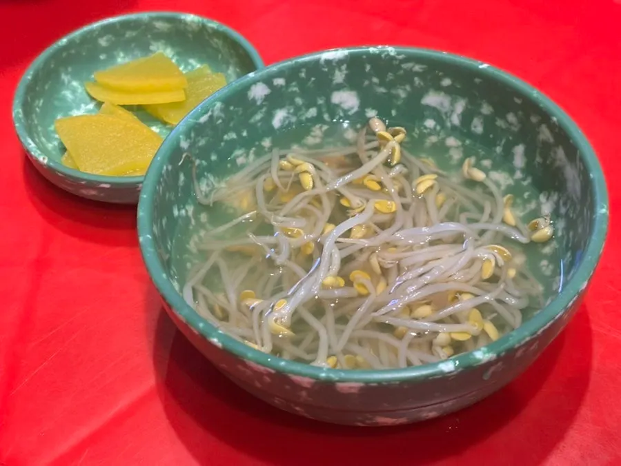 포차 느낌의 접시와 그릇, 컵 세팅