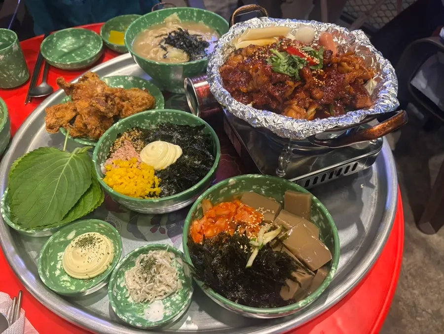 은색 쟁반에 담겨 나온 청년닭발한상