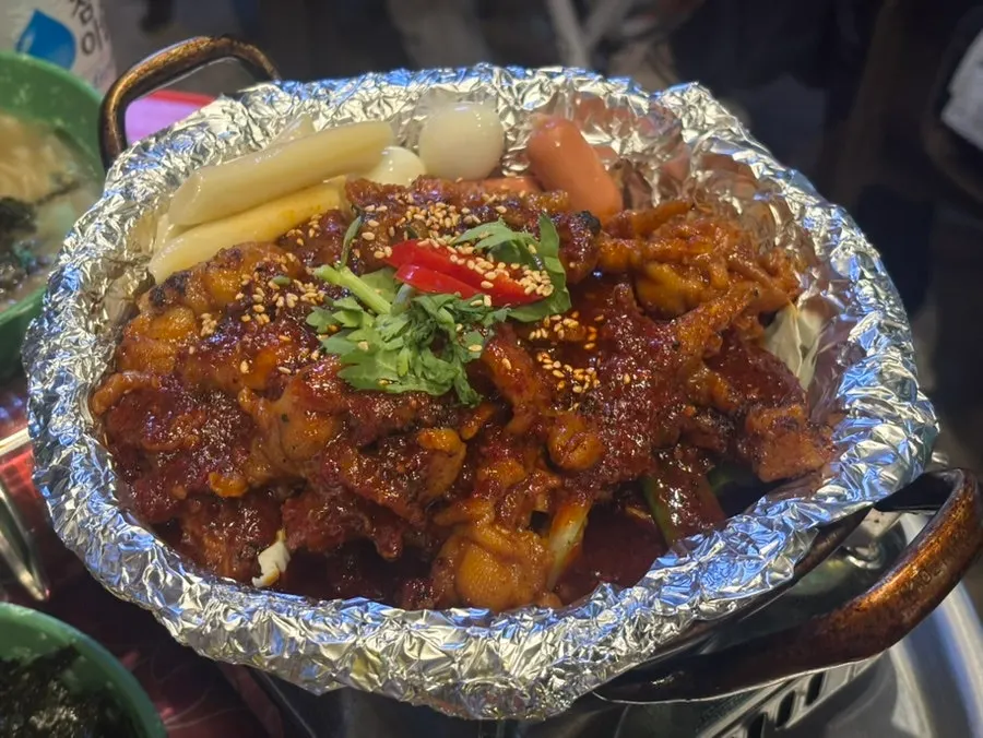 청년닭발한상의 무뼈닭발과 사이드 구성