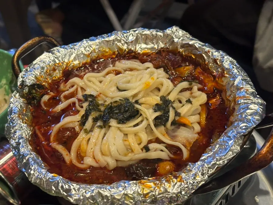 닭발 올린 비빈 주먹밥