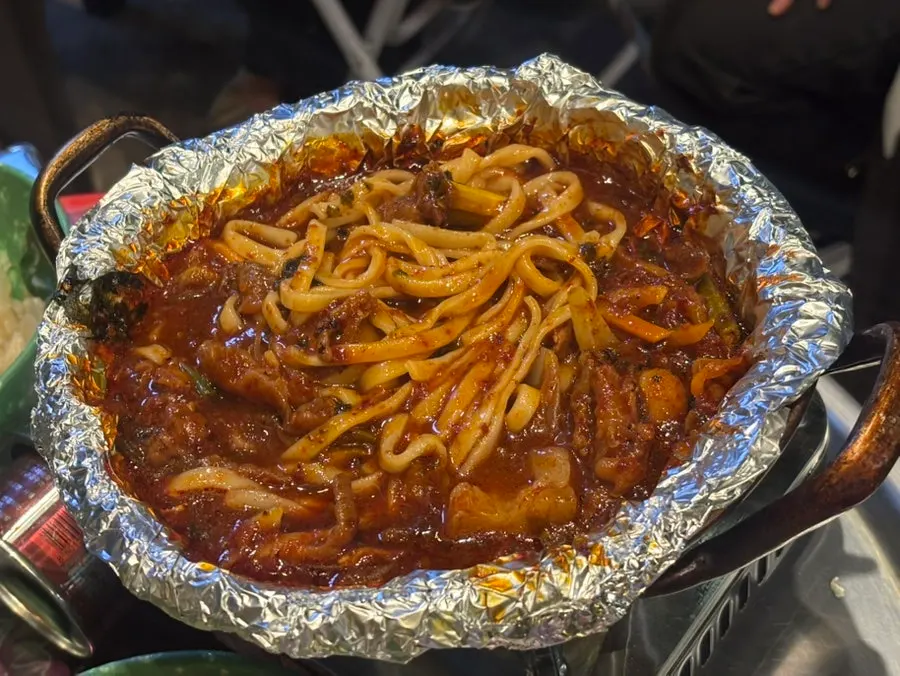 닭발 국물에 넣은 칼국수 사리