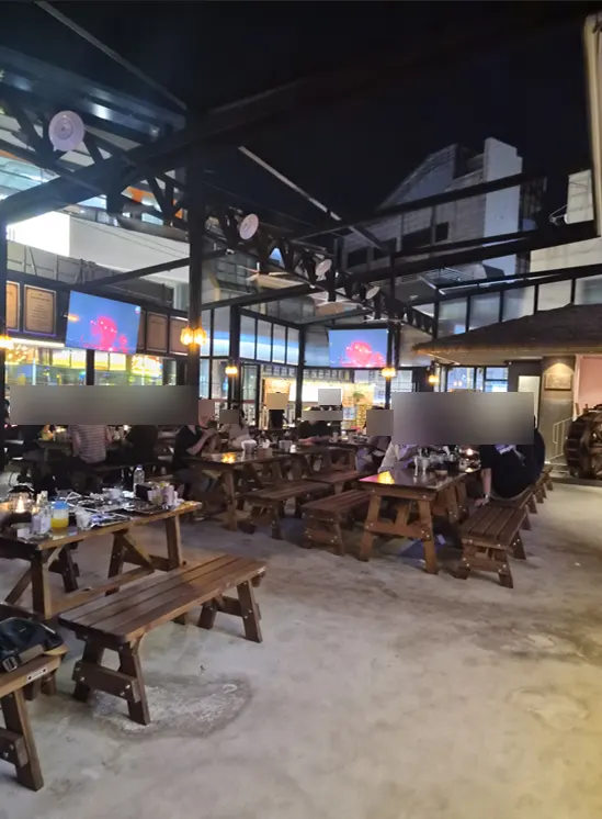 꼬꼬랜드 야장 매장 내부 테이블