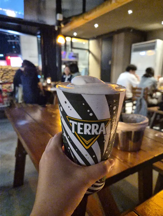 거품이 쫀쫀하게 올라간 생크림생맥주 한 잔