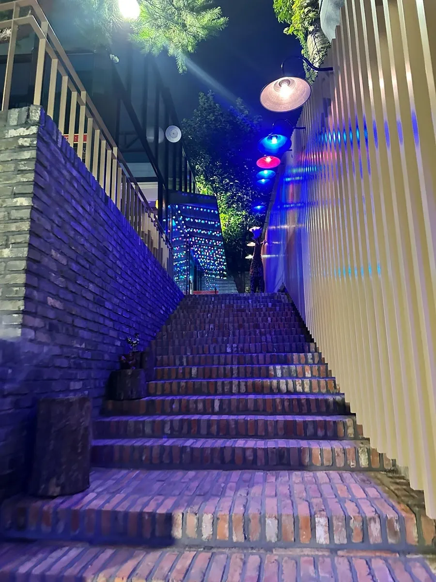 바베큐 산장 컨셉의 꼬꼬랜드 입구 전경