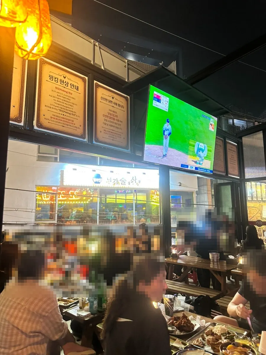 넓은 꼬꼬랜드 매장 내부와 테이블