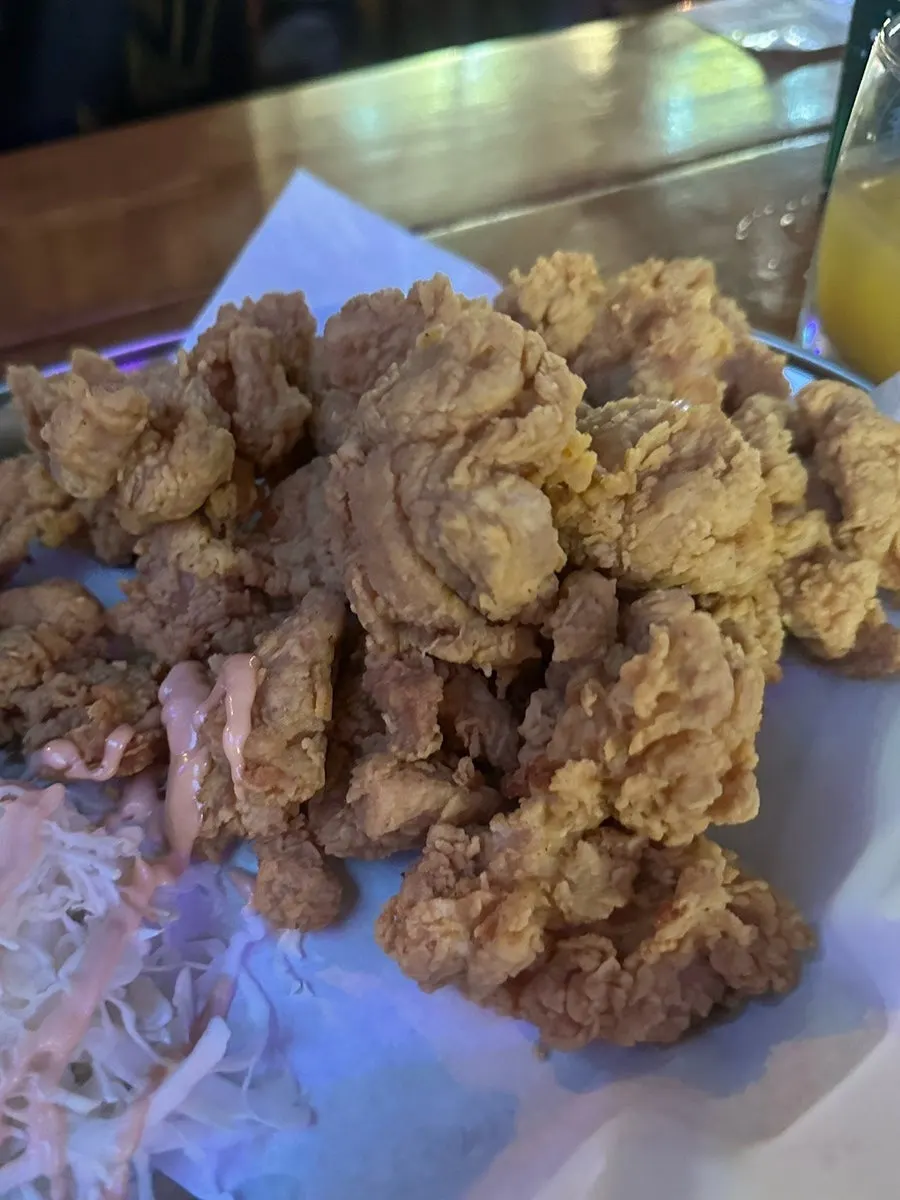 야장 테이블에 놓인 시원한 생맥주