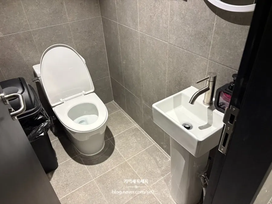 꼬꼬랜드 통창 옆 좌석