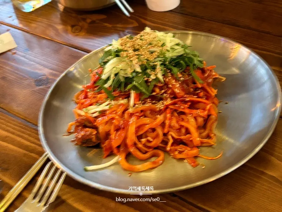칼국수 면과 골뱅이무침이 함께 나온 칼뱅이