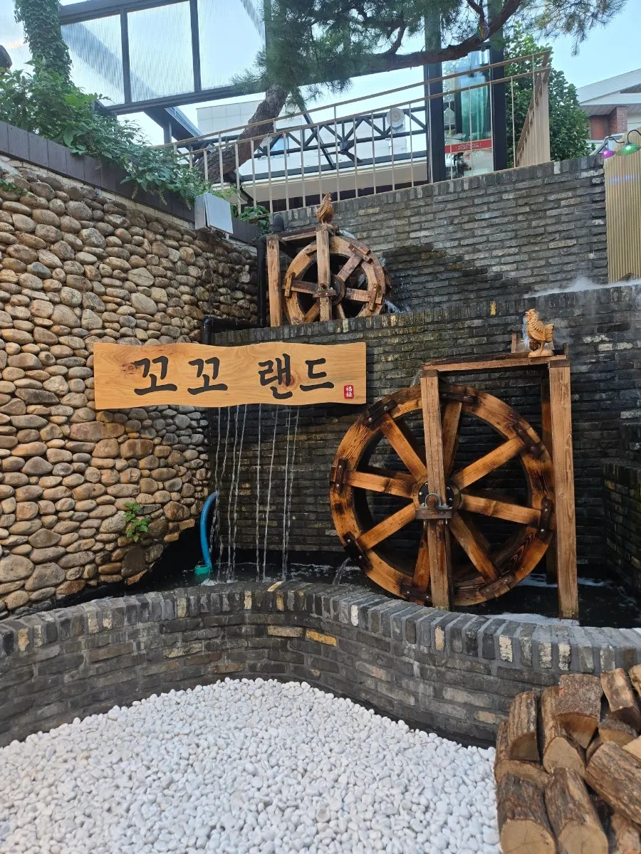 꼬꼬랜드 야외 테이블과 조명