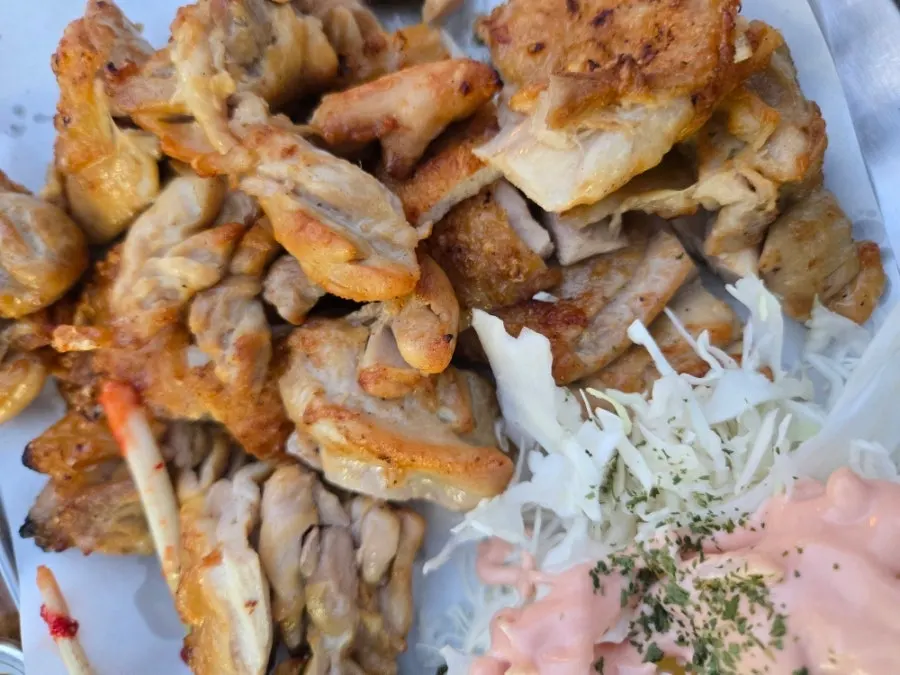 숯불에 구워진 순살 닭구이 상차림