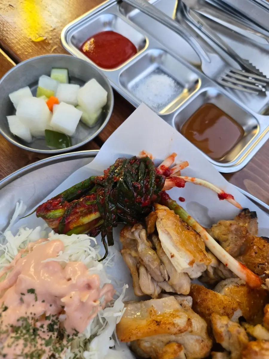 순살 닭구이와 함께 나온 파김치