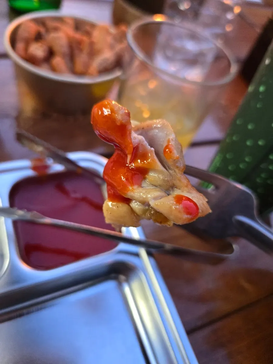 스리라차 소스에 찍은 순살 닭구이