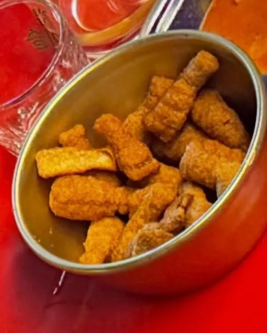 Welcome drink alongside the chicken-leg-shaped snack