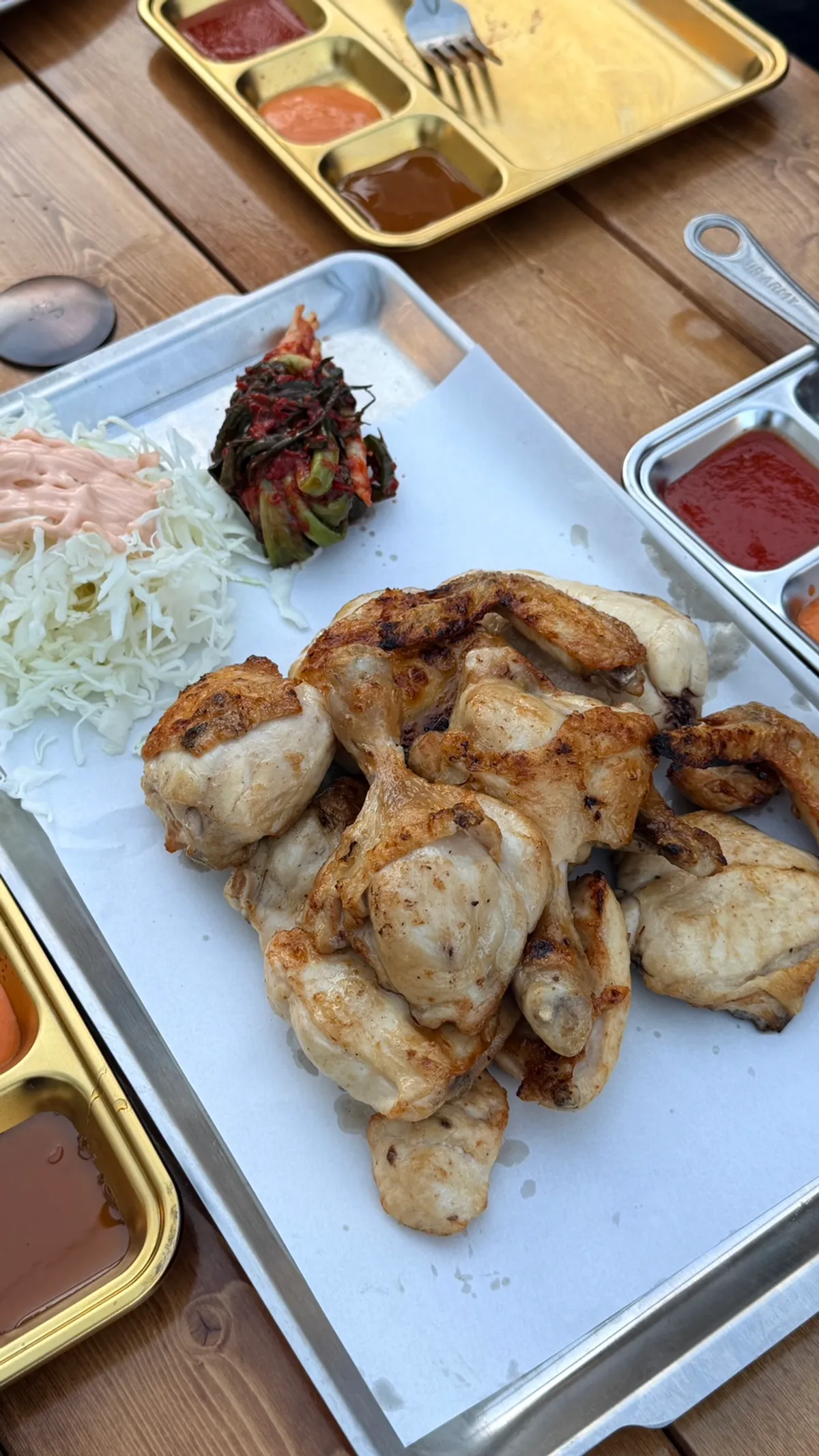 큼직한 소금구이 닭 바베큐 접시