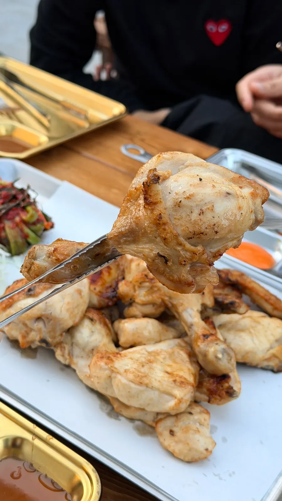 불향 입힌 숯불 닭다리 구이