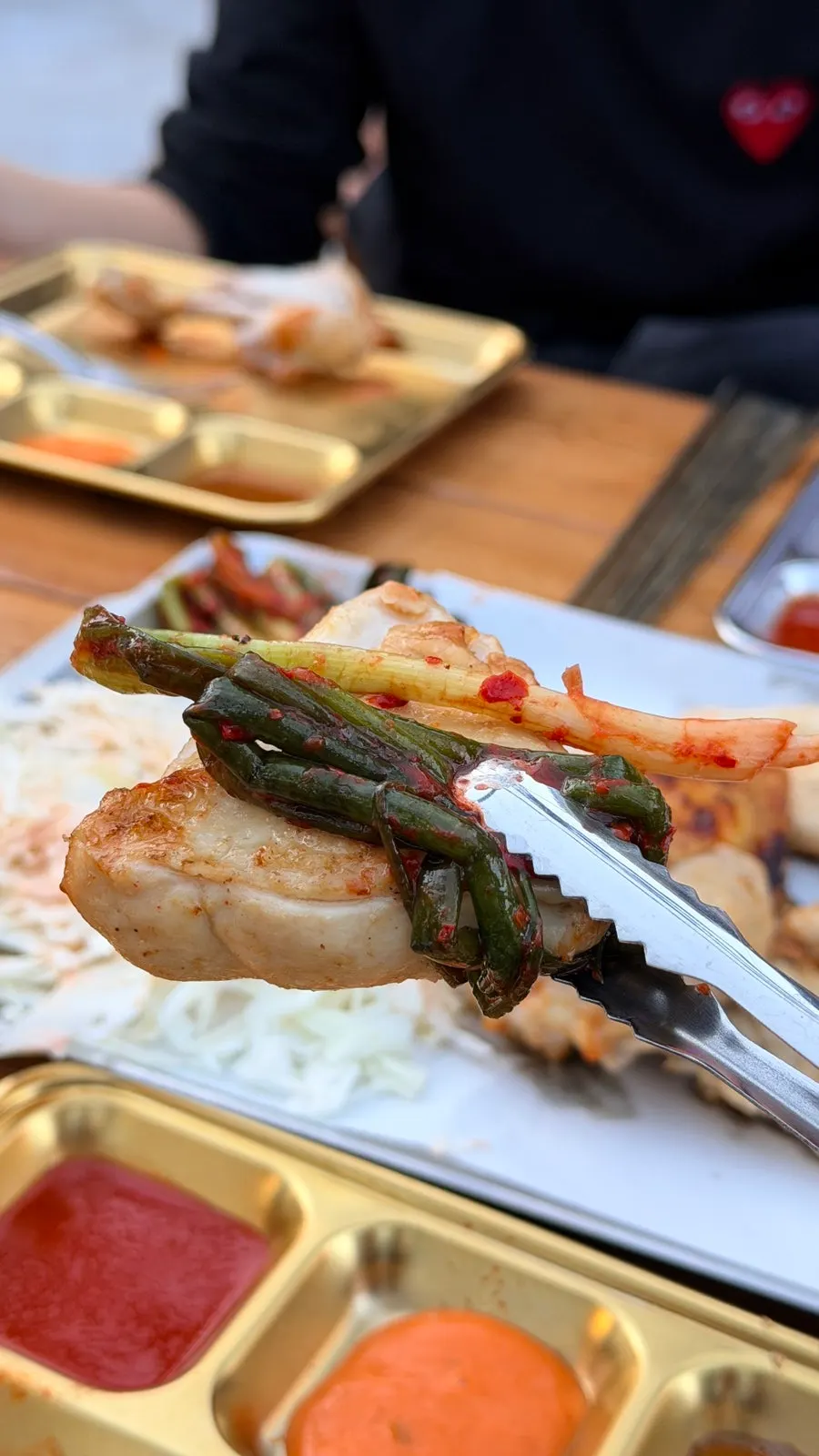 파김치에 닭고기를 올린 모습
