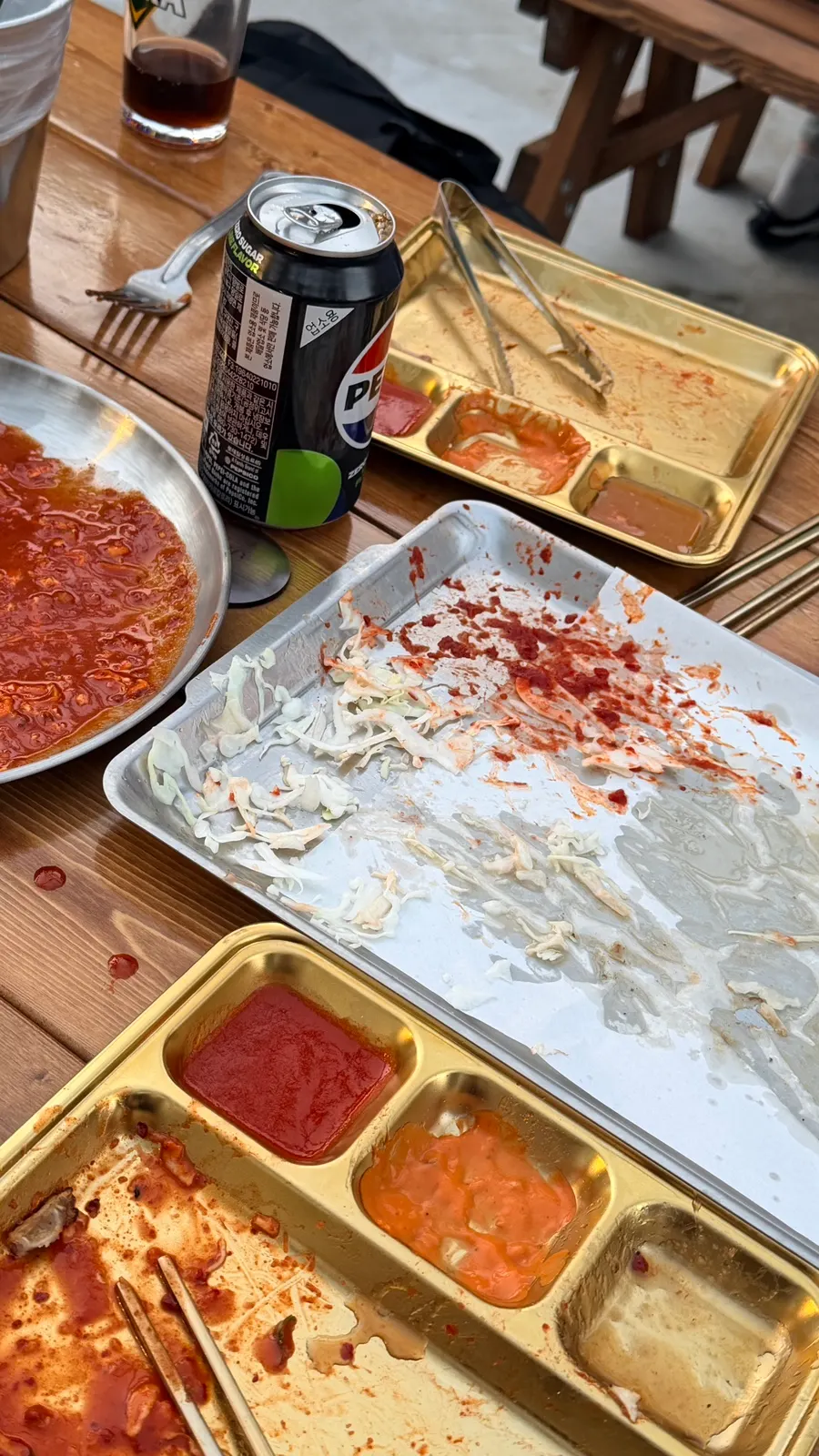 싹 비운 접시와 테이블 마무리
