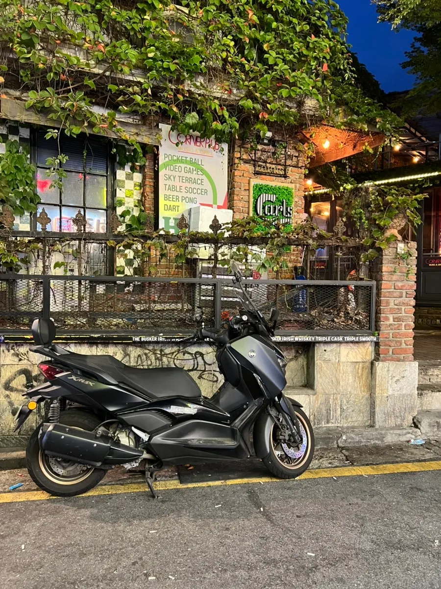 Kkoko Land, a Hongdae outdoor bar, visited at night
