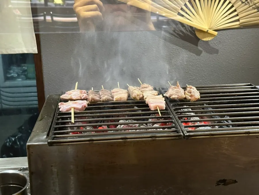 테이블에 놓인 꼬치 구성