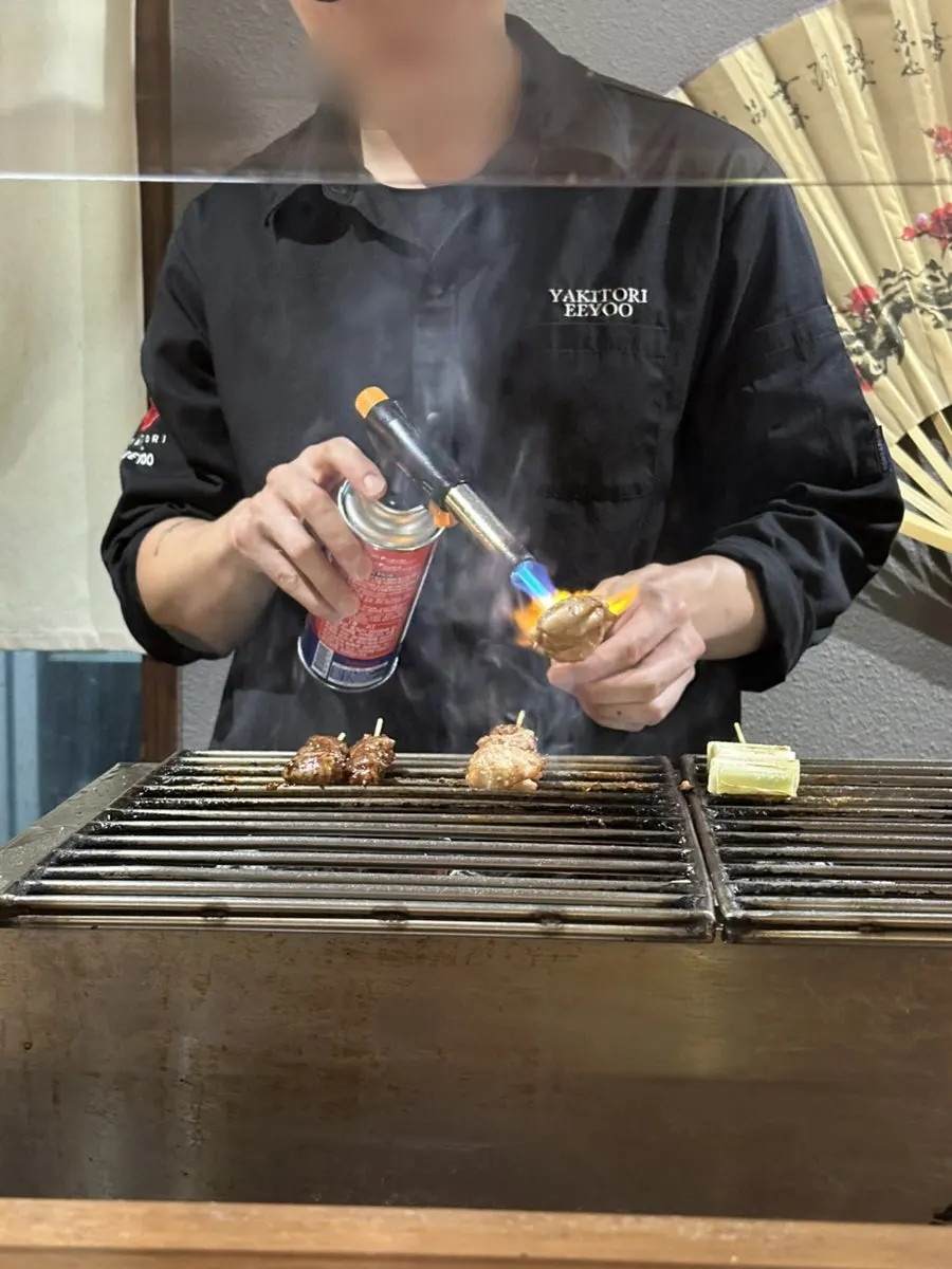 꼬치와 함께 차린 이자카야 테이블