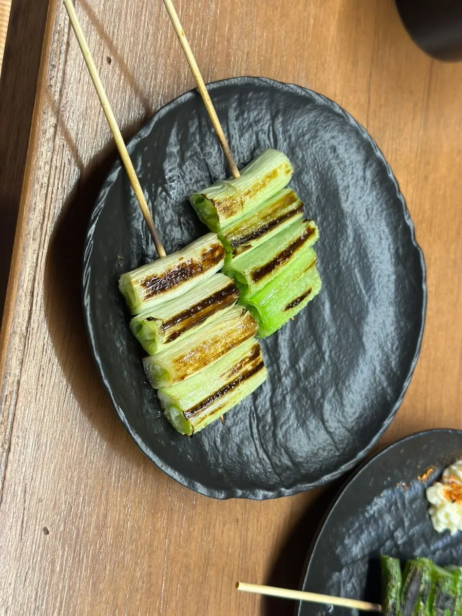소스와 함께 놓인 꼬치 접시