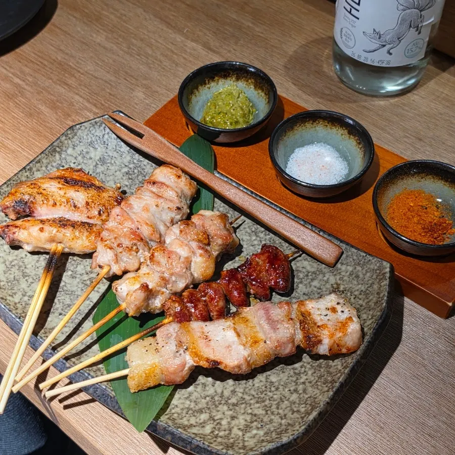 꼬치와 함께 나온 세 가지 소스