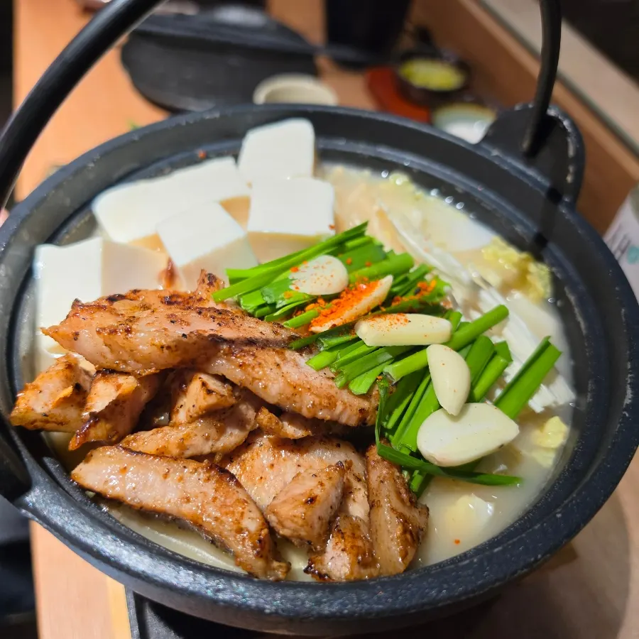 숯불 꼬치 다음으로 주문한 니쿠나베