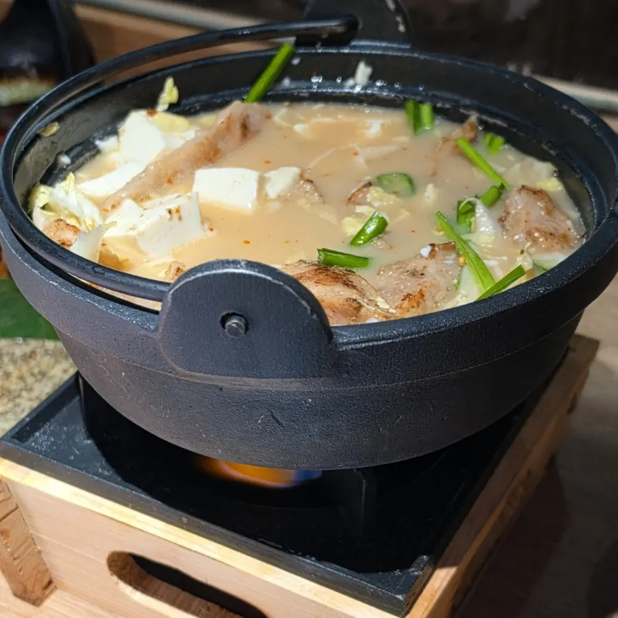 양초 위에 올린 따뜻한 니쿠나베