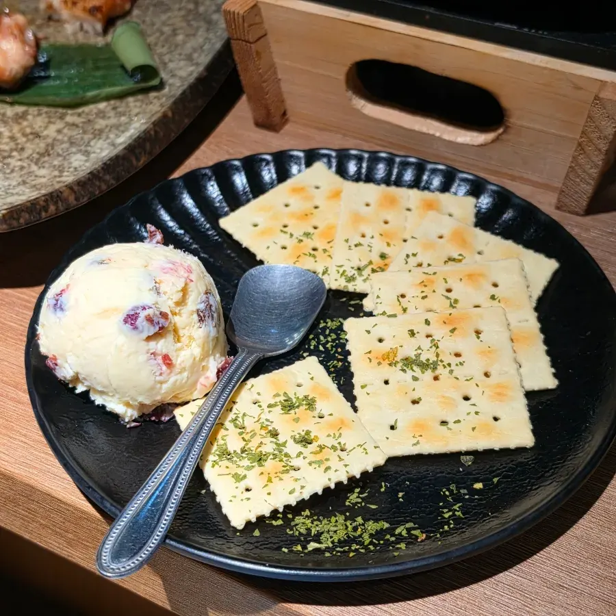 크래커와 곁들이는 크림치즈 레즌