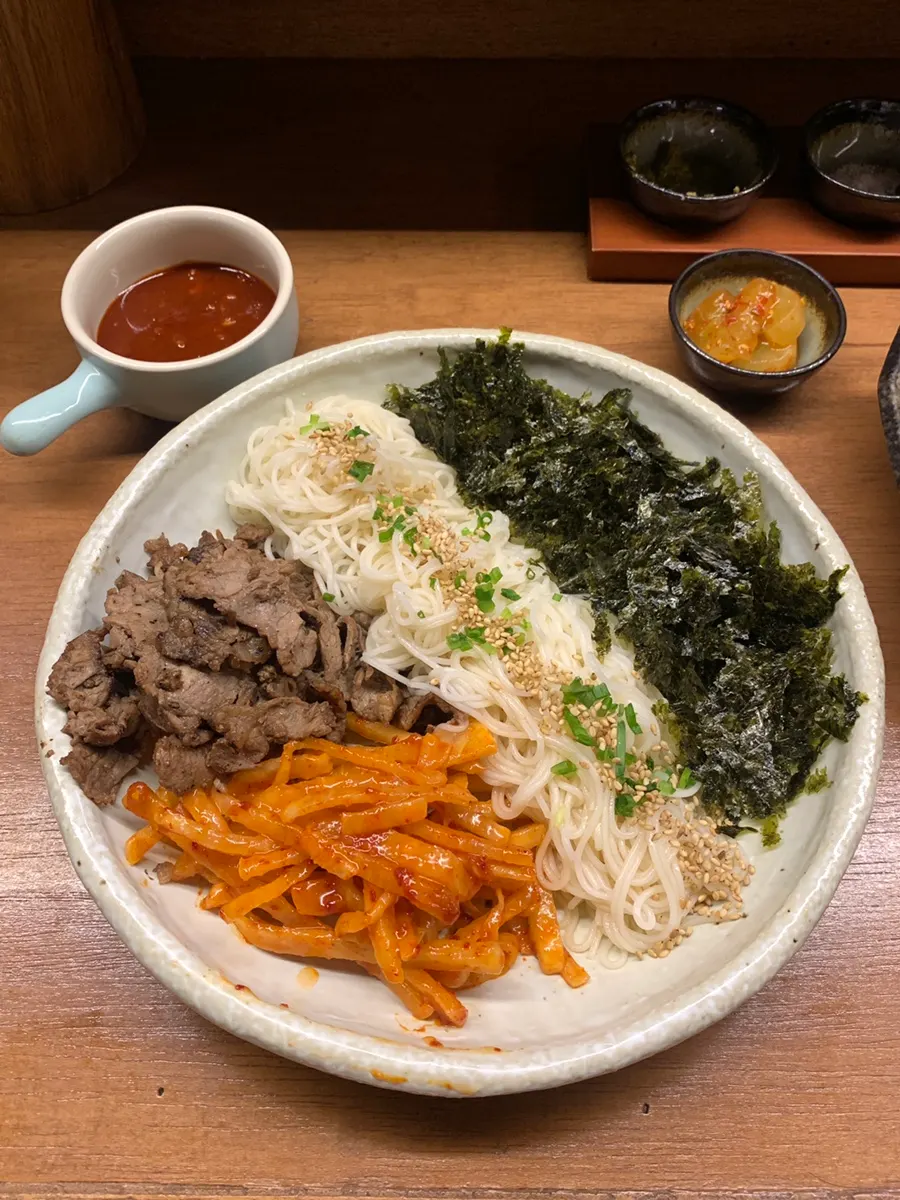 차돌과 무생채, 김가루가 올라간 차돌 무생채 소면