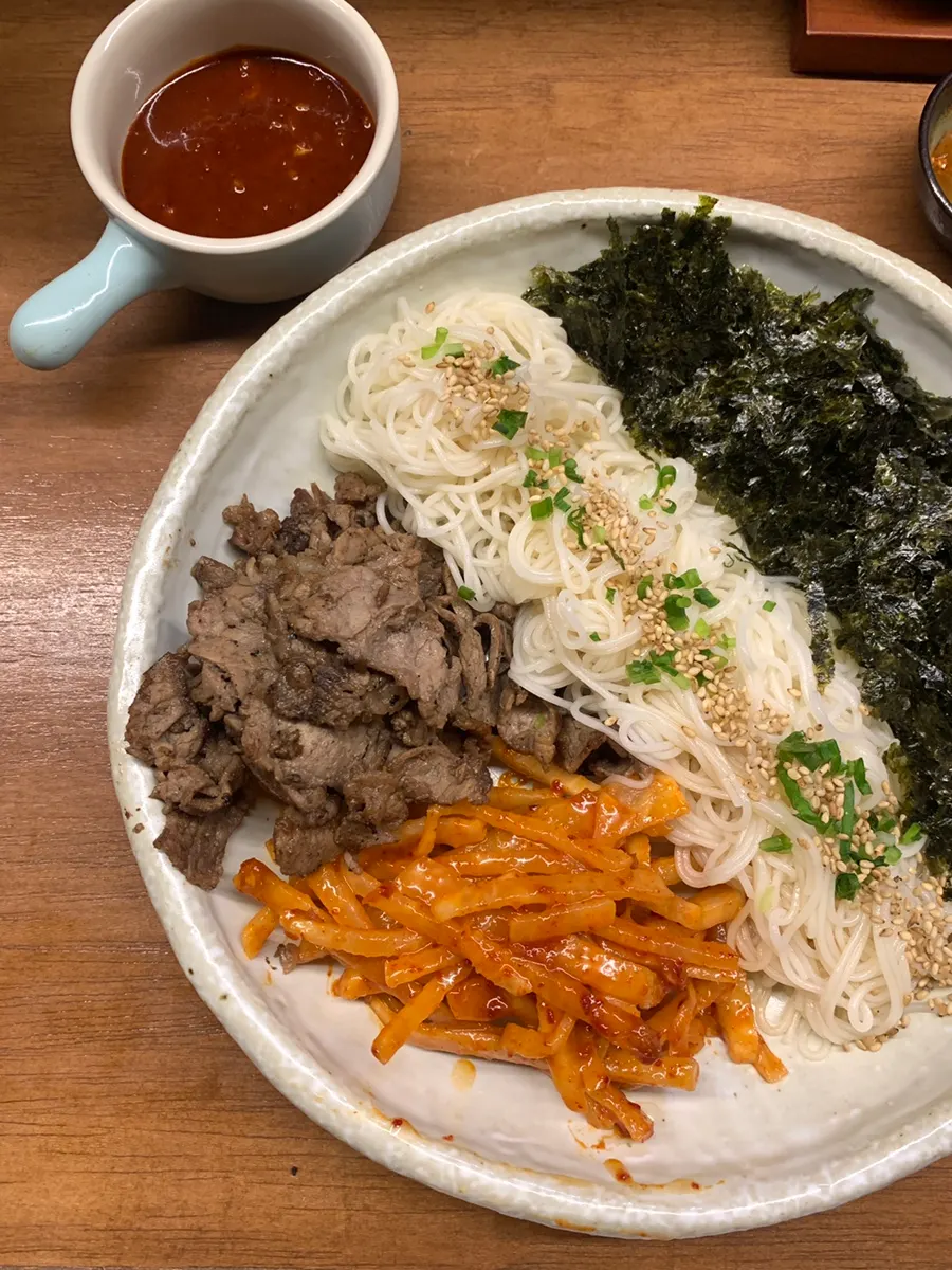 차돌 무생채 소면 위 차돌과 무생채 클로즈업