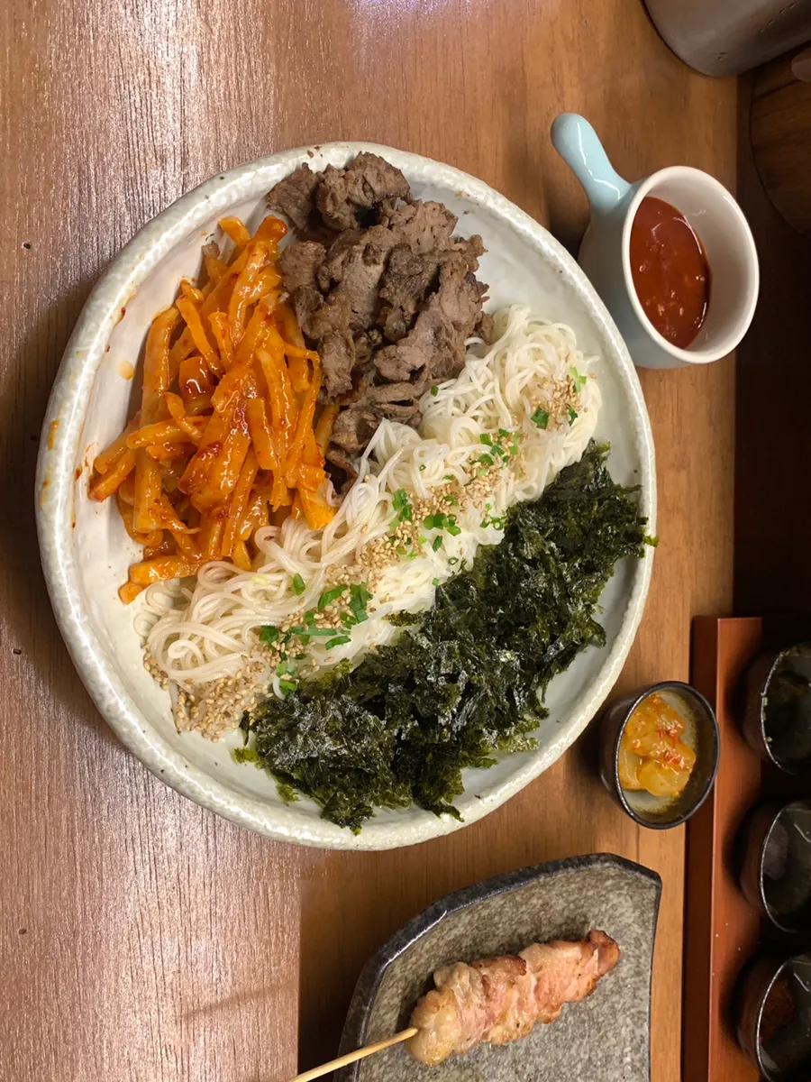 소스를 넣어 비비기 전 차돌 무생채 소면