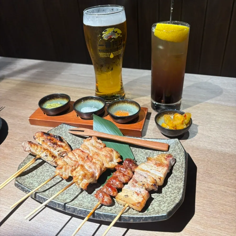 Skewers and drinks on the bar seat table