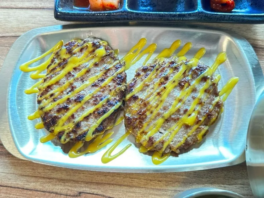 柔软的手工牛肉饼