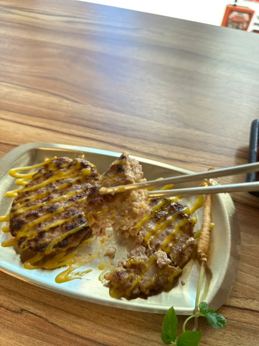 手工牛肉饼与配菜