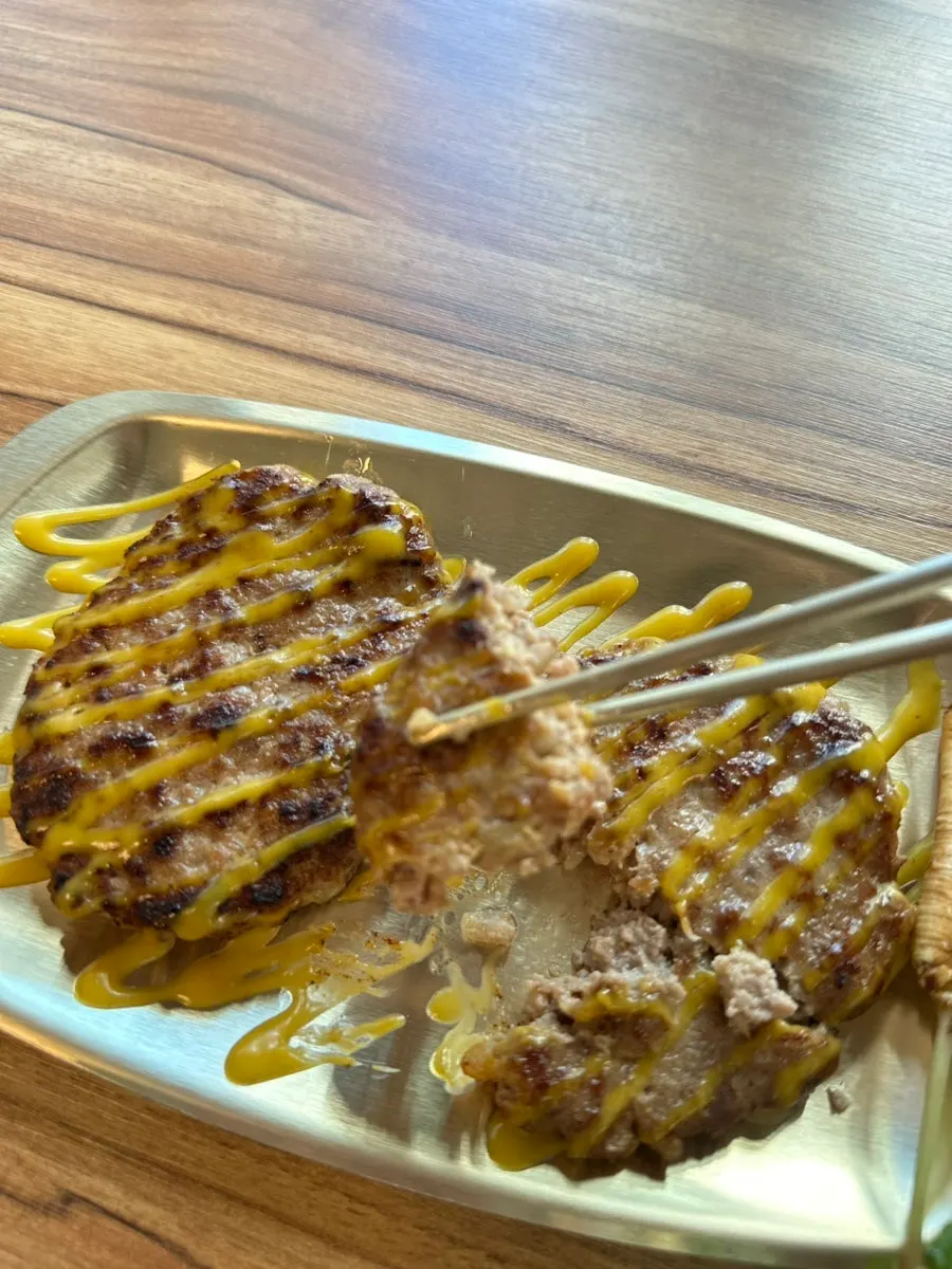 用筷子夹断的手工牛肉饼