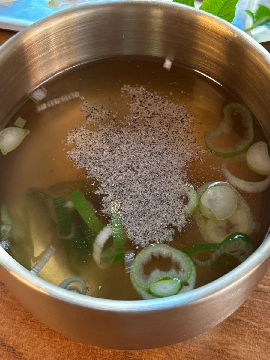 配牛肉饼一起上的汤