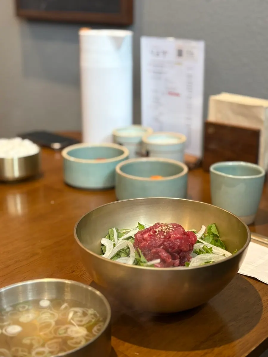 한우 육회가 올라간 육회비빔밥