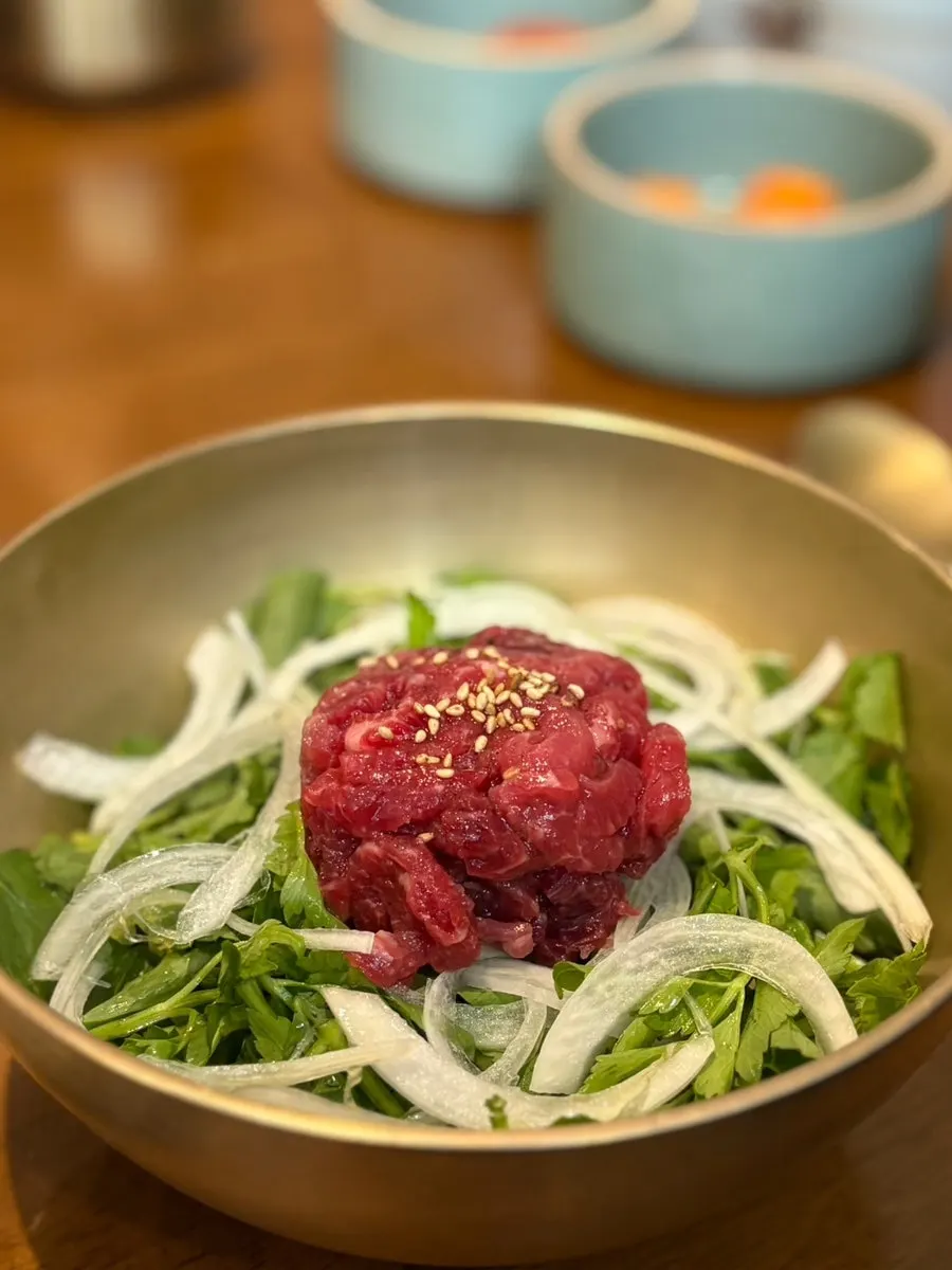 놋그릇에 담긴 한우육회비빔밥