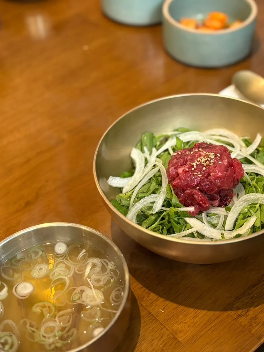 곰탕 육수와 함께 나온 한우육회비빔밥
