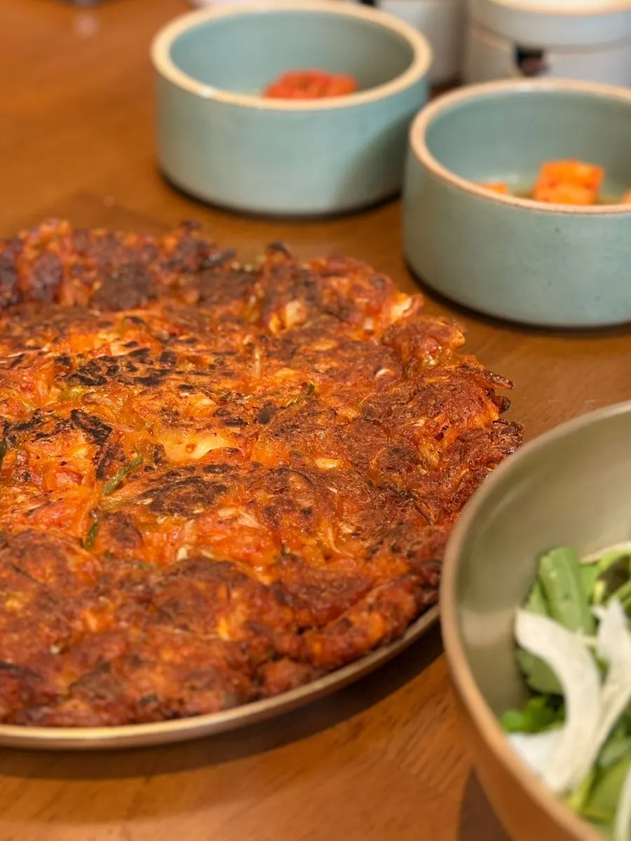 노릇하게 구운 고기김치전