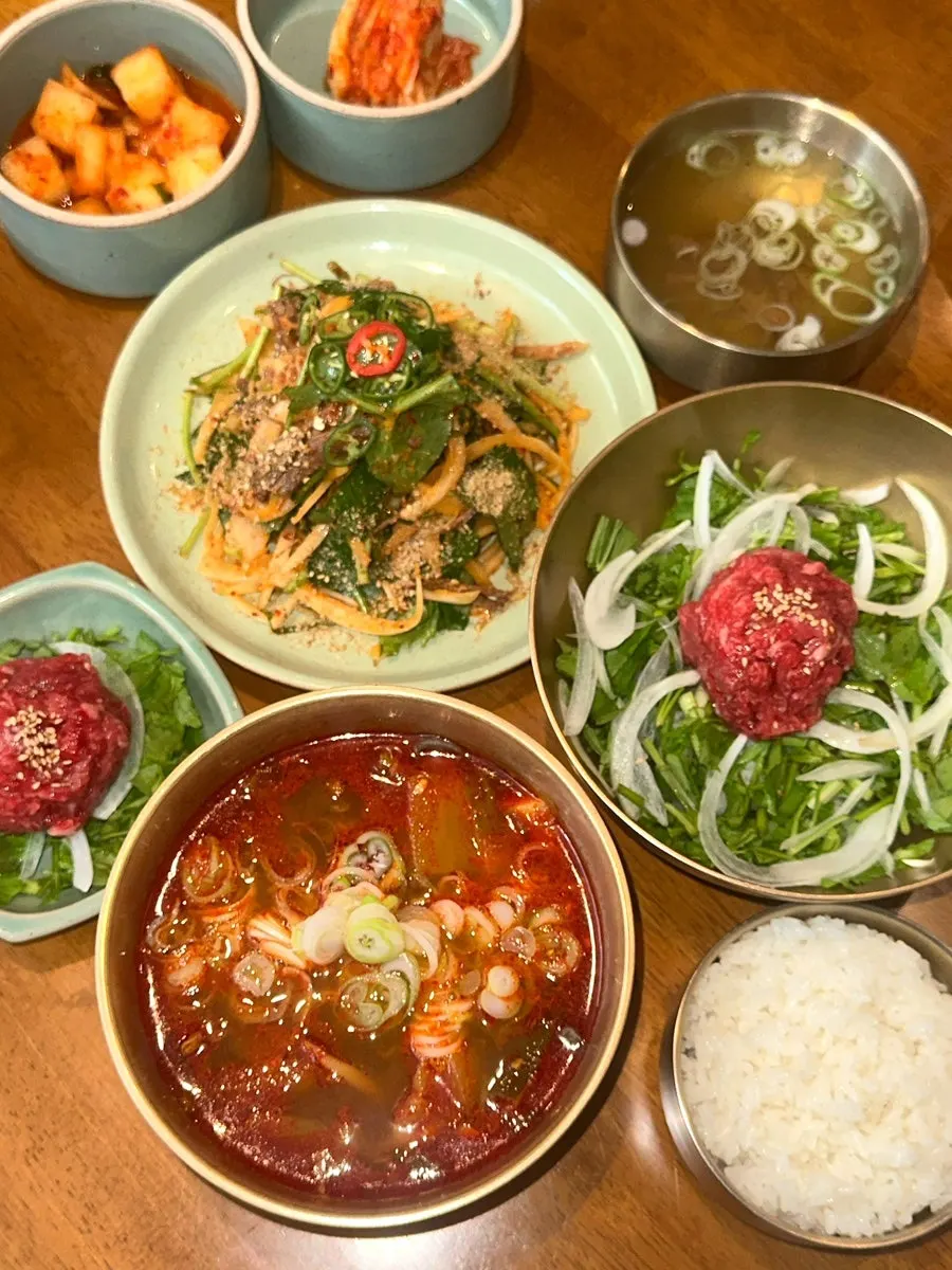 홍대 한식 점심 식사 공간
