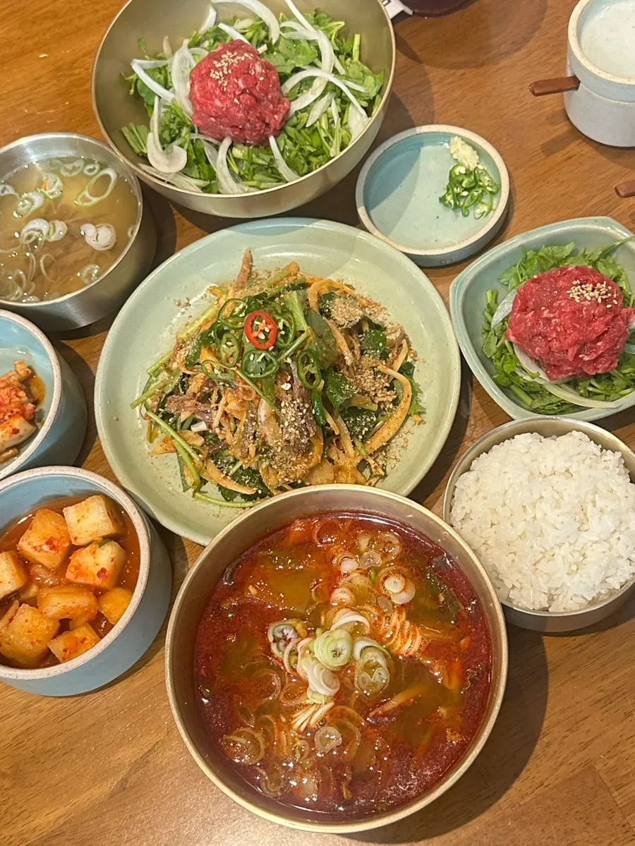 곰탕과 육회비빔밥 한식 점심