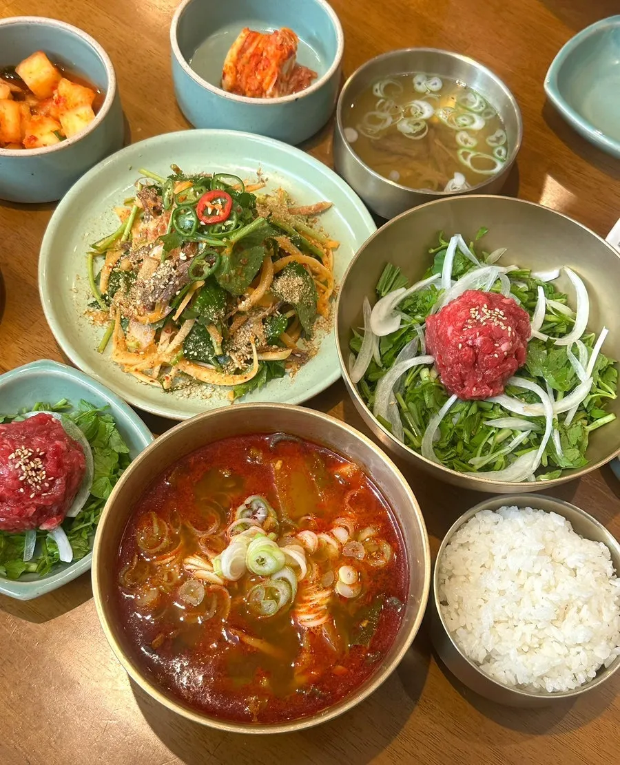 육회비빔밥과 곰탕 주문 메뉴