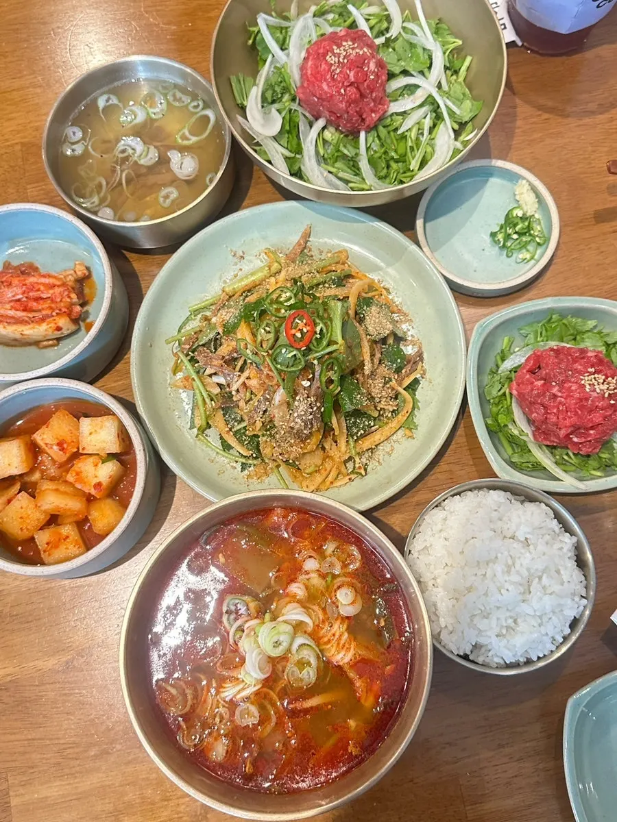 곰탕과 비빔밥 한식 한 상