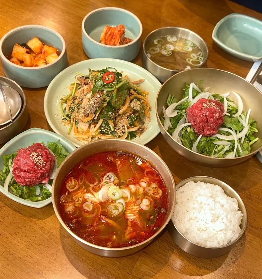 차분한 분위기의 한식 점심