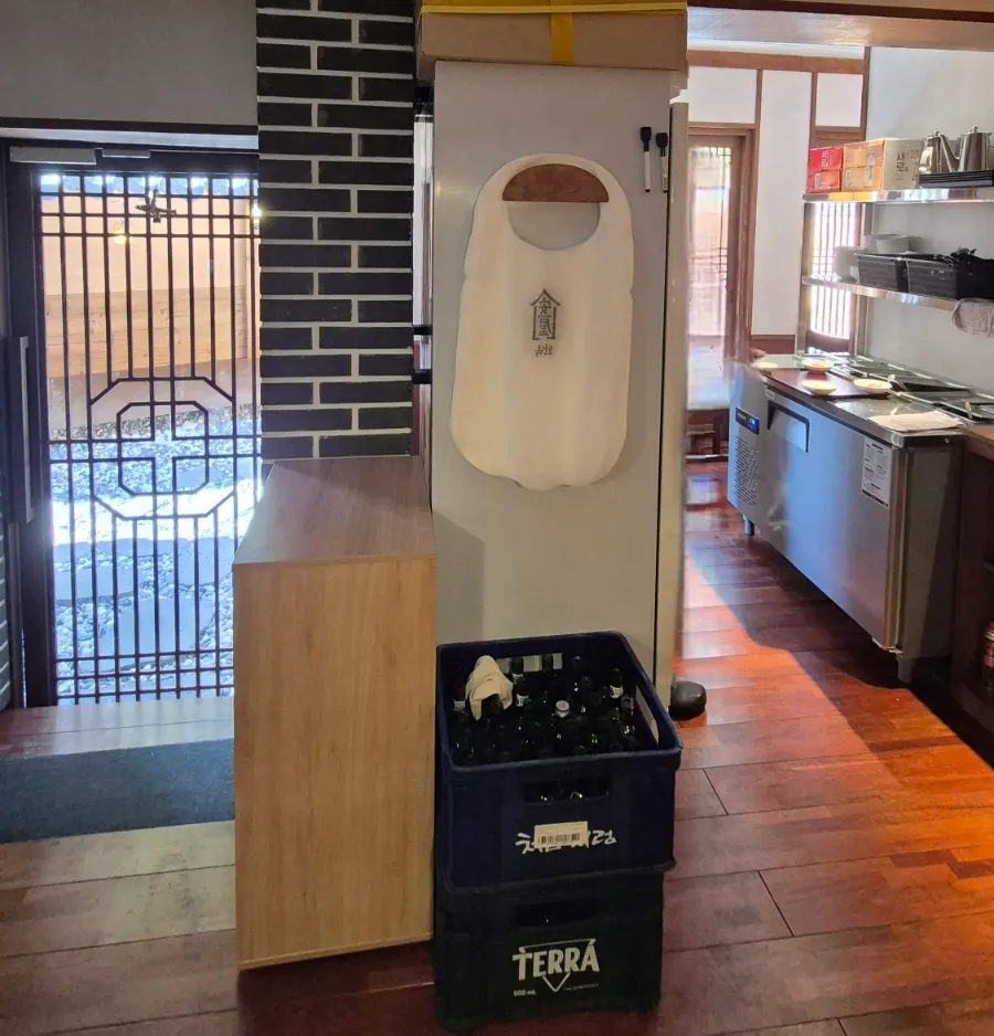 Anok-logo apron and interior