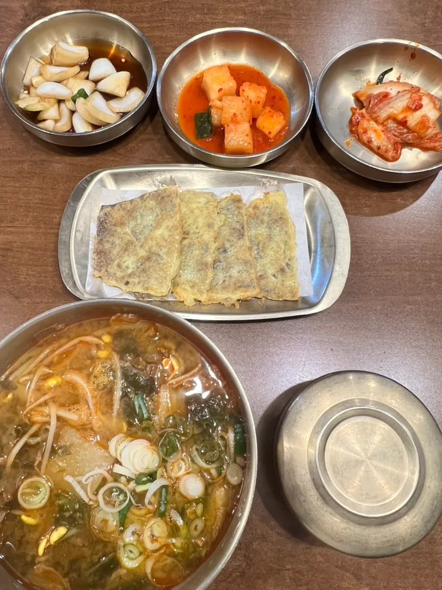 Basic side dishes including kkakdugi and onions