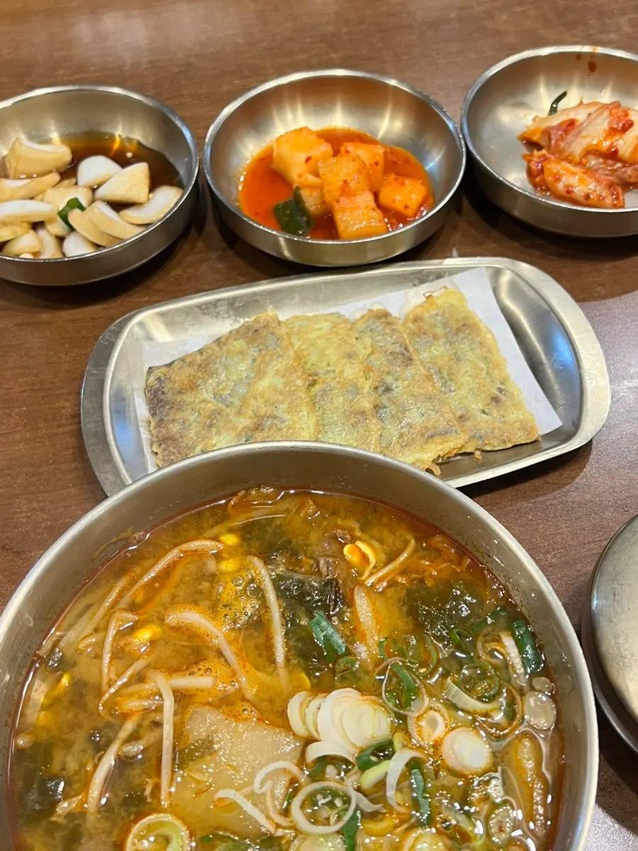 Gukbap served alongside drinks