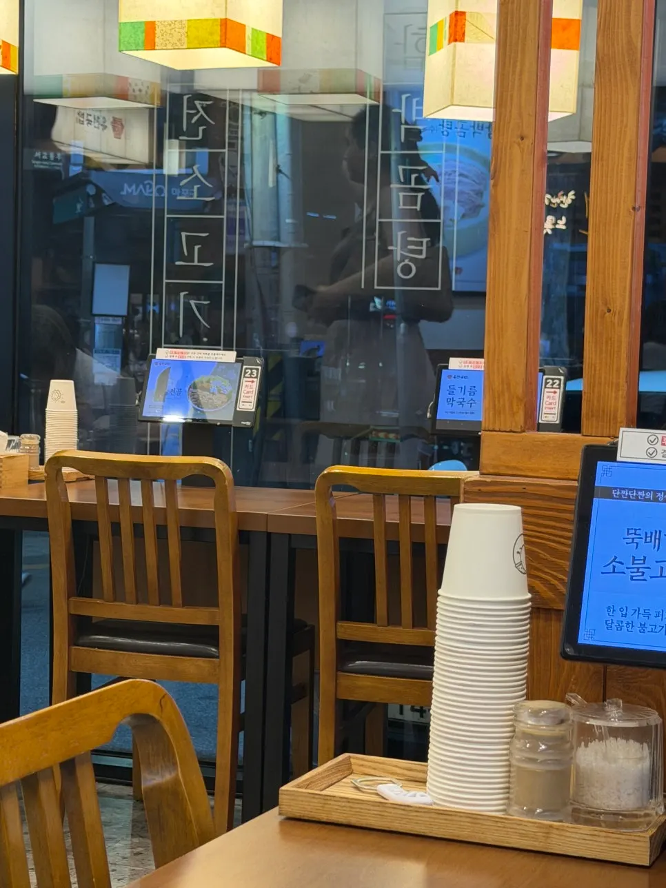 태블릿 주문이 놓인 테이블 자리